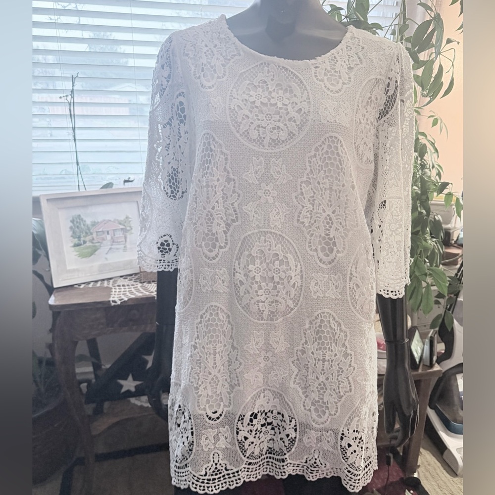 “Simply Couture”  Elegant White Lace Top 
Size M  NWOT